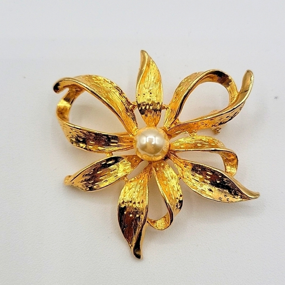 LIA Vintage Gold Tone Brooch w/ Faux Pearl